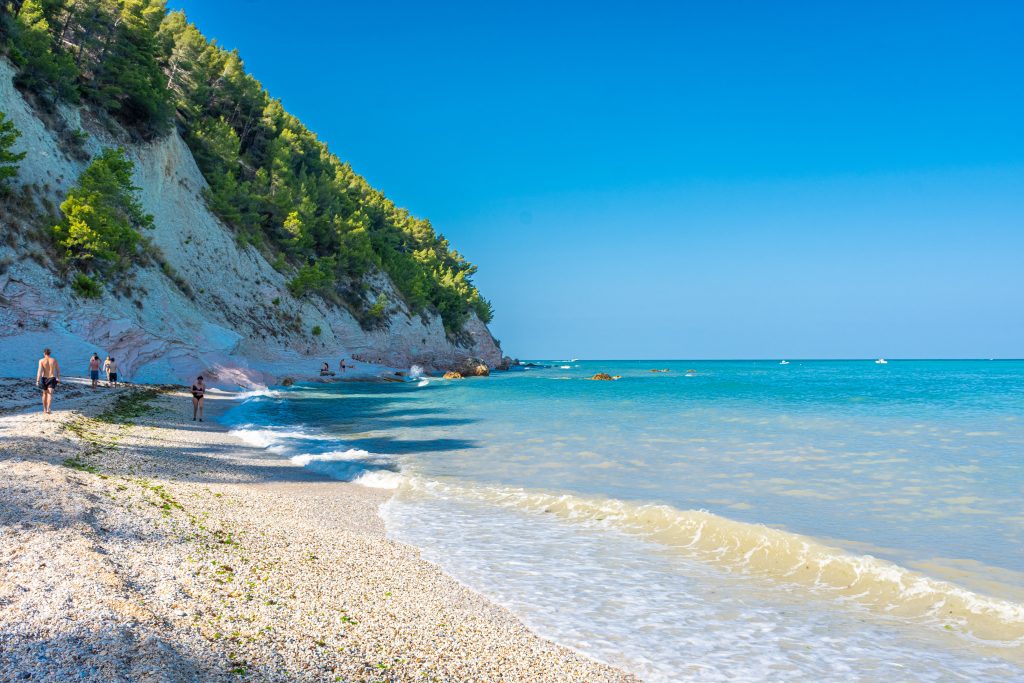 Strand bij Ancona aan de Adriatische kust in Le Marche