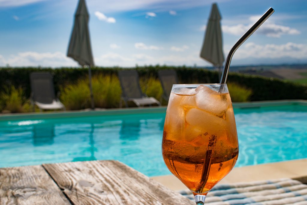 Zwembad bij B&B Numero 7 met uitzicht en een drankje in de zon