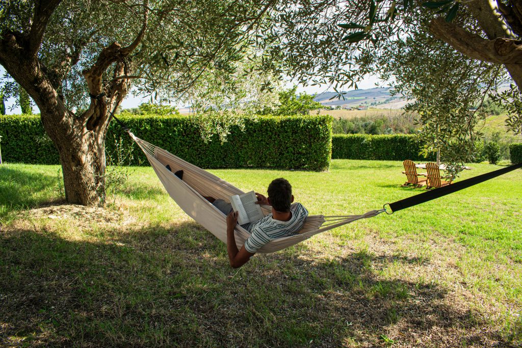 Hangmat in de tuin van B&B Numero 7 in de heuvels van Le Marche