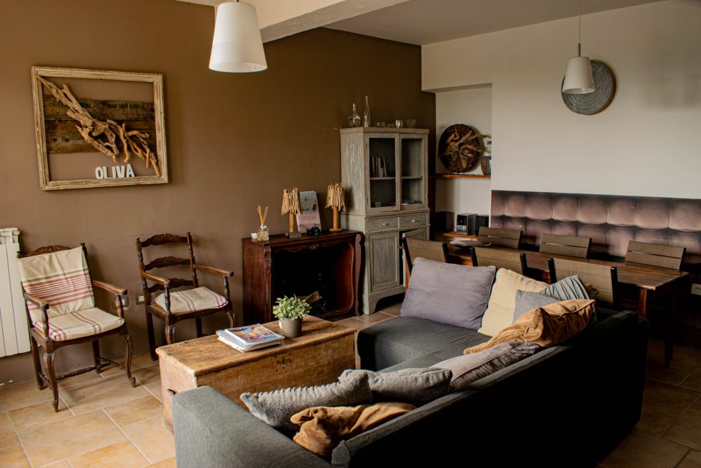 Woonkamer van appartement Oliva met rustieke inrichting