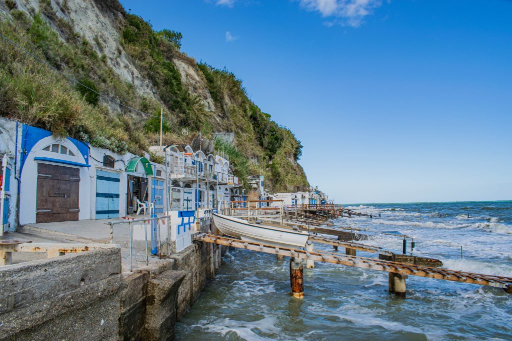 Grotta Azzurra in Ancona met vissershuisjes aan zee