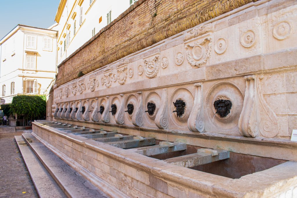 Fontein op een plein in Ancona tijdens een wandeling door de stad