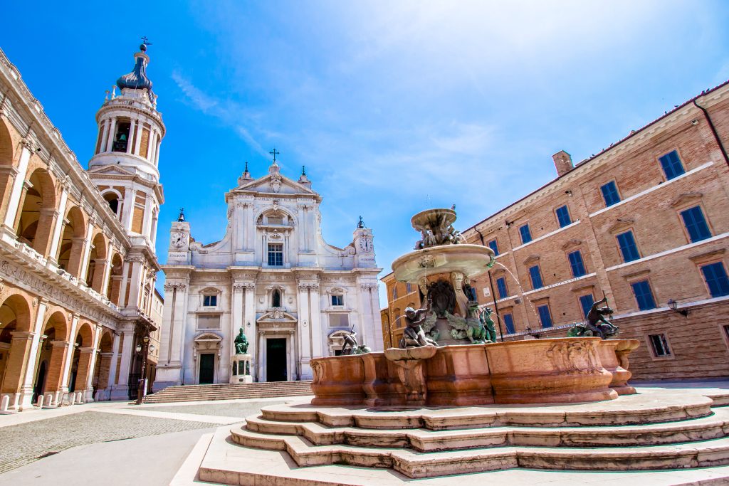 Basiliek van Loreto met Piazza della Madonna in Le Marche