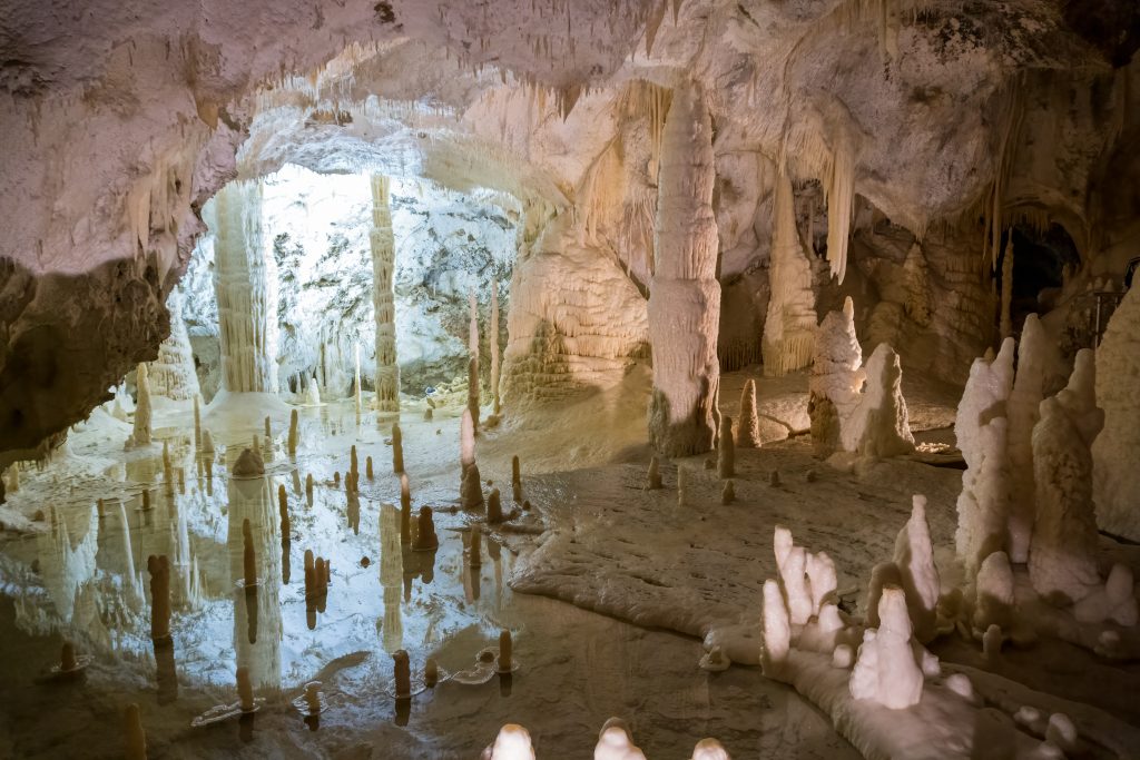 Grote zaal in de Grotten van Frasassi met stalactieten en stalagmieten