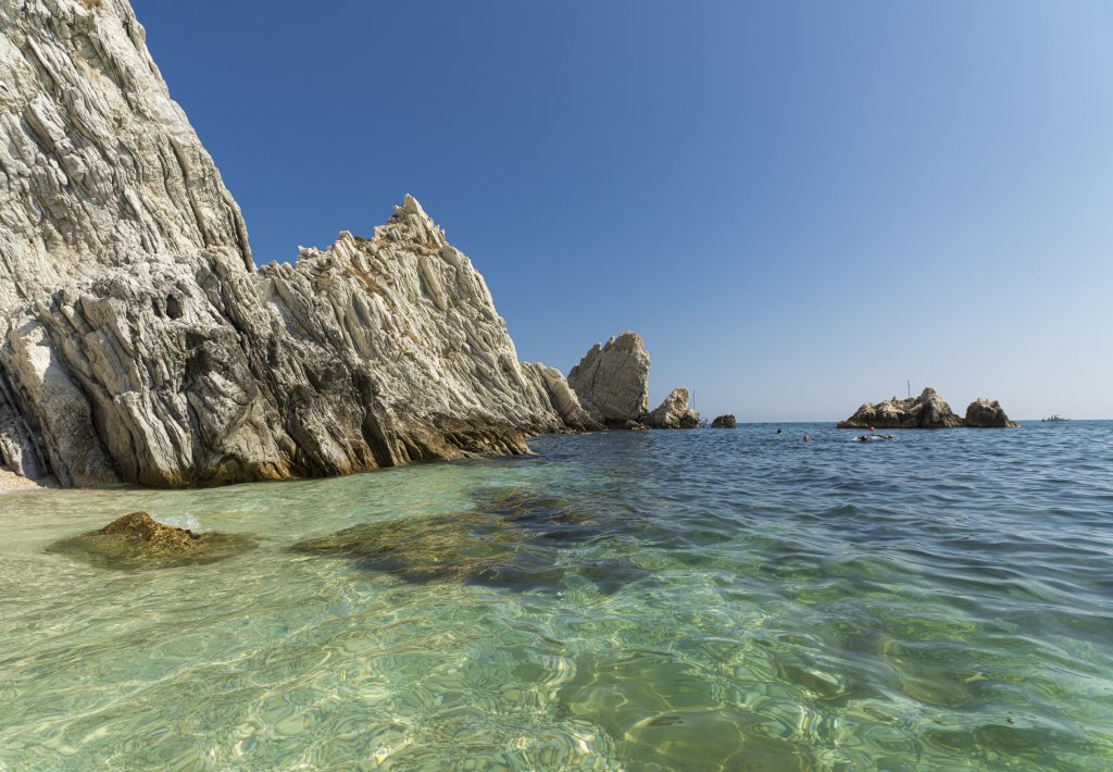Witte rotsen aan de Adriatische kust bij het Parco del Conero