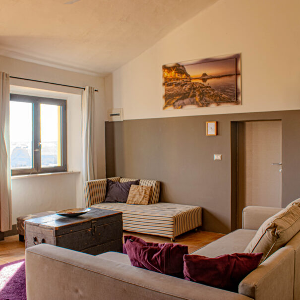 Woonkamer van appartement Lamponi met zithoek en eettafel