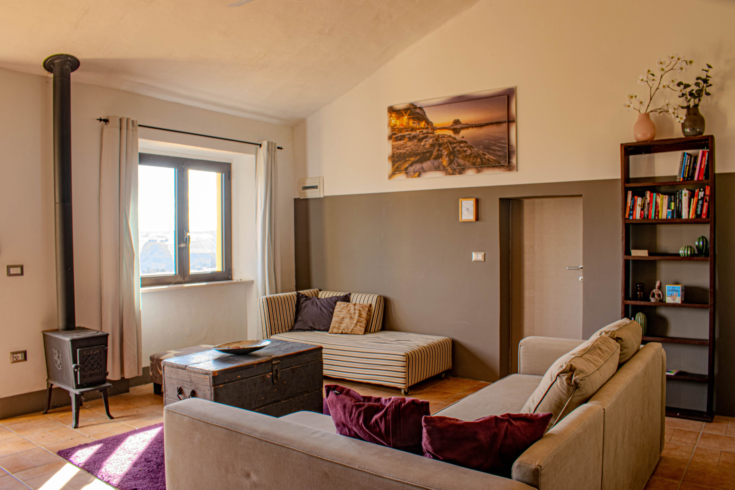 Woonkamer van appartement Lamponi met zithoek en eettafel